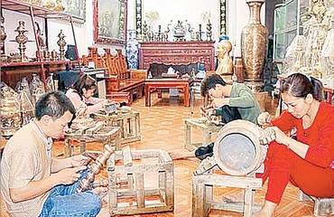 Thợ chế tác ở làng nghề Lộng Thượng, xã Đại Đồng, tỉnh Hưng Yên.