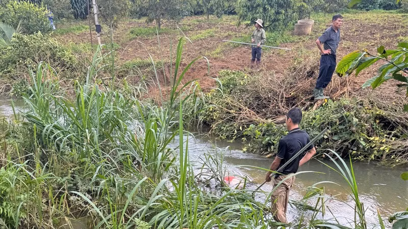 Lực lượng chức năng đã tìm thấy thi thể bà V ở dưới suối, cách cầu sắt tại Thôn 6 khoảng 200m.