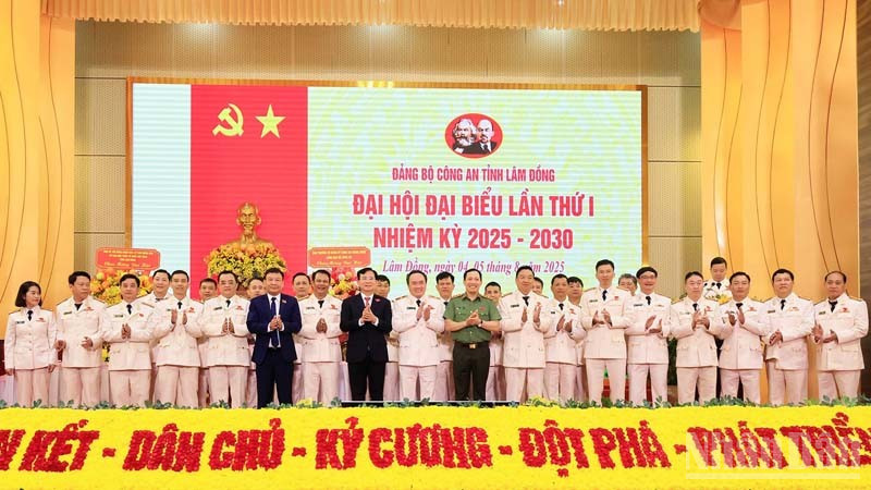 Lãnh đạo Bộ Công an, lãnh đạo tỉnh Lâm Đồng chụp ảnh lưu niệm cùng Ban Chấp hành Đảng bộ Công an tỉnh Lâm Đồng nhiệm kỳ 2025-2030.
