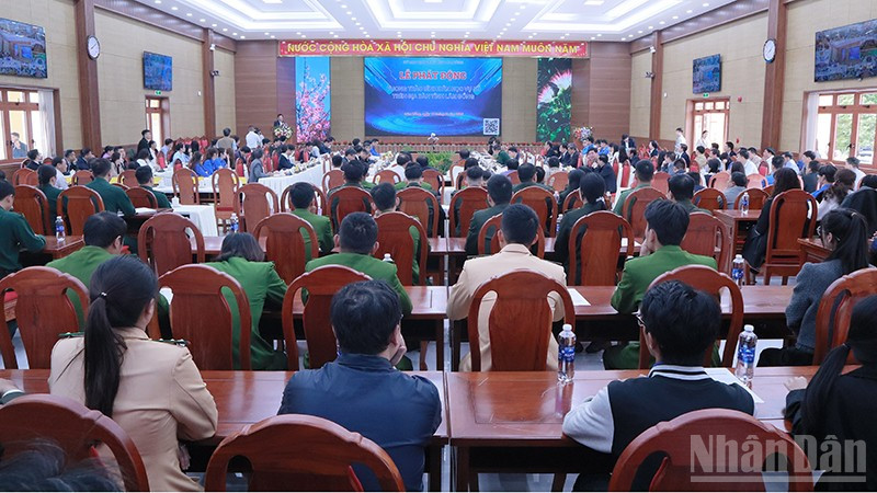 Quang cảnh lễ phát động.
