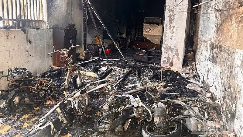 Vụ hỏa hoạn khiến 4 xe máy, 1 xe đạp điện và nhiều tài sản bị thiêu rụi hoàn toàn.