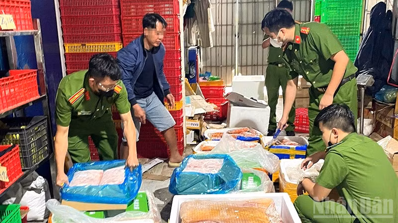 Lực lượng chức năng phát hiện và thu giữ nhiều thực phẩm đông lạnh không có nguồn gốc xuất xứ.