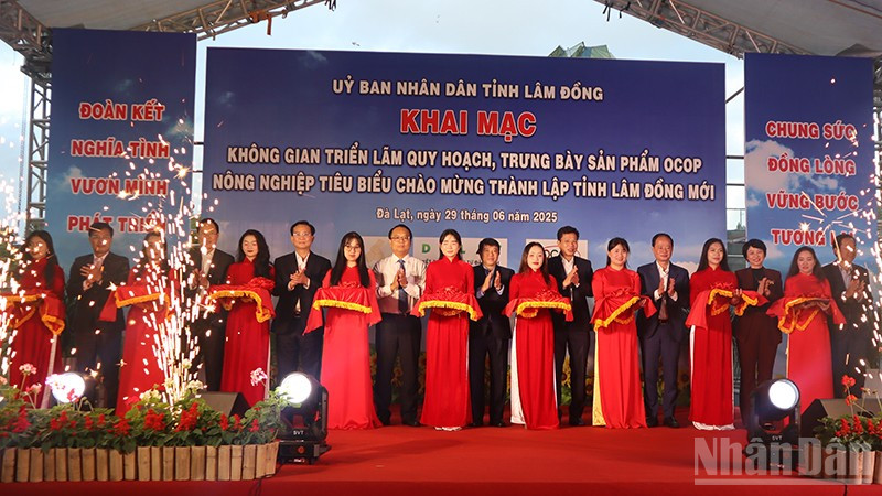 Nghi thức khai mạc triển lãm quy hoạch, trưng bày, giới thiệu sản phẩm OCOP, nông nghiệp tiêu biểu.