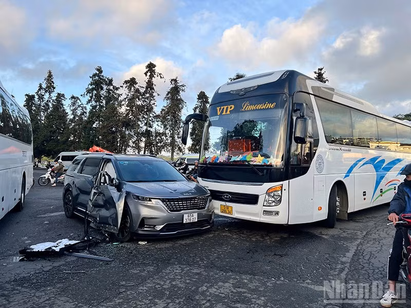 Hiện trường 4 ô-tô va chạm liên hoàn tại vòng xoay chợ đêm Đà Lạt.