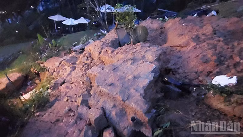 Hiện trường vụ sạt lở ta-luy nghiêm trọng, đất đá vùi lấp khiến 2 người tử vong.