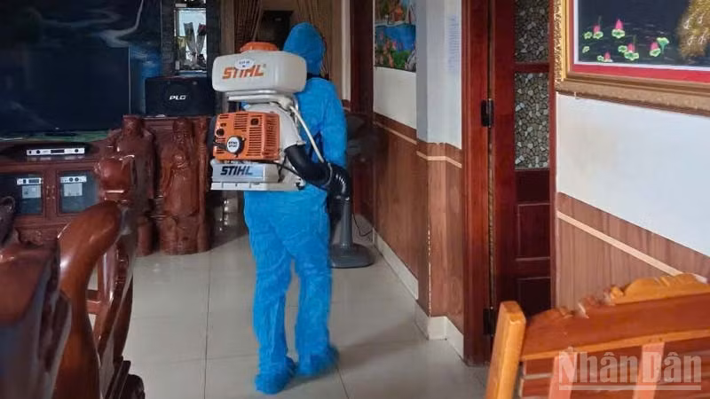 Cơ quan chức năng tổ chức phun hóa chất xử lý ổ dịch sốt xuất huyết tại nhà dân ở tỉnh Lâm Đồng.