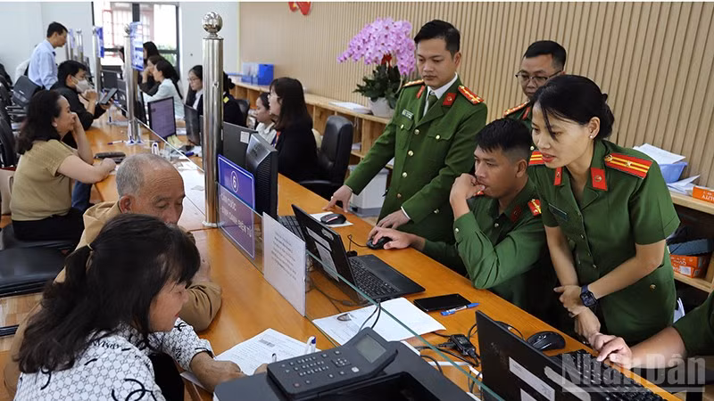 Công an tỉnh Lâm Đồng triển khai cao điểm đổi thẻ đảng viên trên nền tảng cơ sở dữ liệu quốc gia về dân cư.