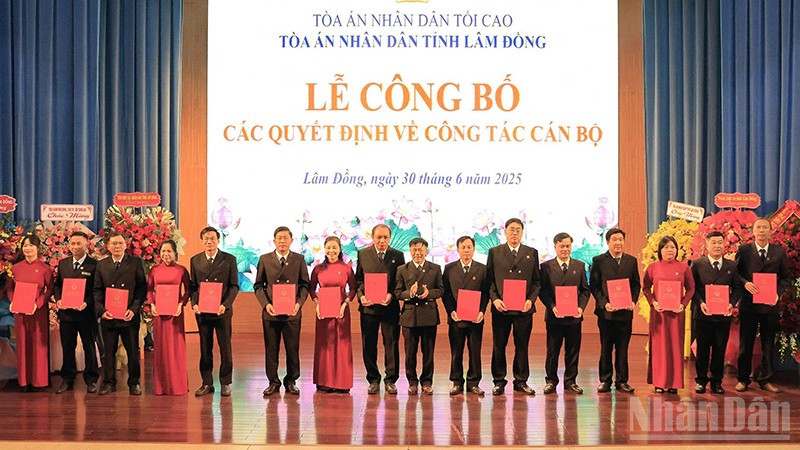 Đồng chí Nguyễn Văn Thanh, Chánh án Tòa án nhân dân tỉnh Lâm Đồng trao các quyết định về công tác cán bộ.