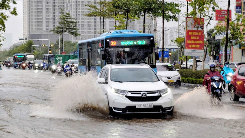 Mưa lớn khiến nhiều tuyến đường Hà Nội ngập úng. (Ảnh: VĂN THỊNH)