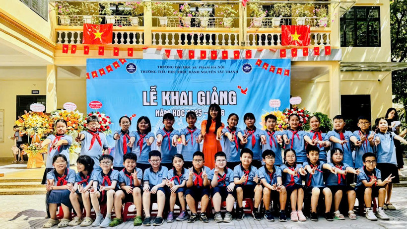 Khoảnh khắc chào mừng năm học mới của cô trò Trường tiểu học thực nghiệm Nguyễn Tất Thành, phường Cầu Giấy. (Ảnh: VIỆT HÀ) 