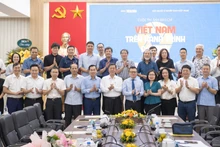 Các đại biểu chụp ảnh lưu niệm tại Lễ phát động Cuộc thi ảnh báo chí “Việt Nam trên hành trình đổi mới”.