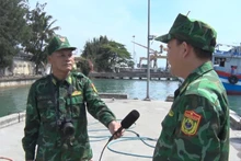 Thiếu tá quân nhân chuyên nghiệp Văn Công Cường (bến trái) trong một lần tác nghiệp.