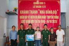 Lữ đoàn 572 bàn giao nhà cho Thiếu tá quân nhân chuyên nghiệp Trương Hoàng Tỉnh.