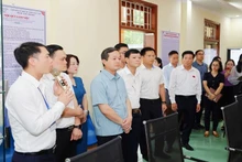 Lãnh đạo tỉnh Thái Nguyên theo dõi hoạt động của Trung tâm Phục vụ hành chính công phường Sông Công.