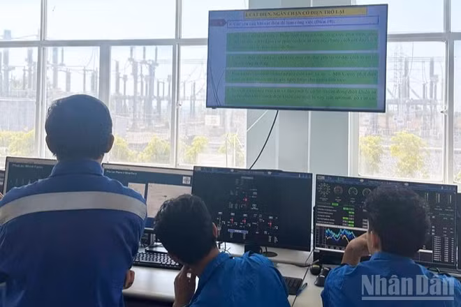 Tiết học mô-đun kỹ thuật viên dịch vụ điện gió của sinh viên Trường Cao đẳng Công nghệ-Năng lượng Khánh Hòa tại Công ty Điện gió Thuận Bình (tỉnh Lâm Đồng) theo mô hình đào tạo phối hợp giữa nhà trường và doanh nghiệp. (Ảnh: đơn vị cung cấp) 