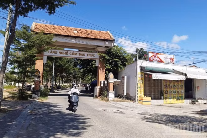 Cổng vào làng gốm Bàu Trúc, xã Ninh Phước (Khánh Hòa). (Ảnh: NGUYỄN TRUNG)