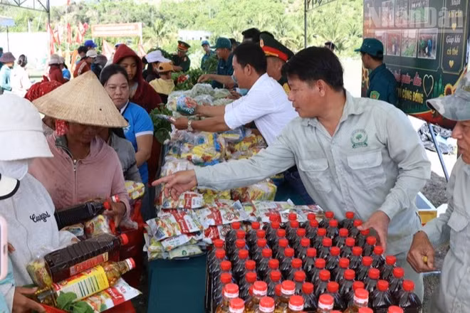 Ban CHQS phường Ba Ngòi (tỉnh Khánh Hòa) cùng các mạnh thường quân trao quà cho bà con xóm Đá Voi. (ảnh: NGUYỄN TRUNG)