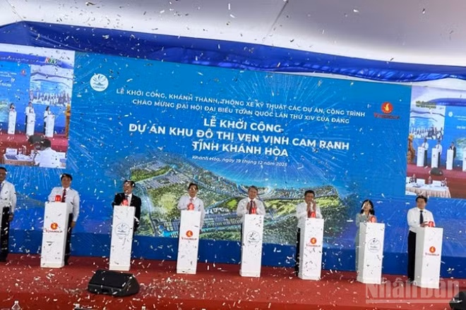 Lãnh đạo tỉnh Khánh Hòa cùng nhà đầu tư, nhà thầu và các địa biểu ấn nút khởi công Dự án Khu đô thị ven vịnh Cam Ranh. (Ảnh: NGUYỄN TRUNG)