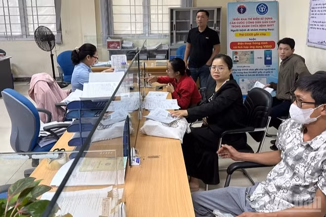 Người dân đến liên hệ, tìm hiểu các chính sách về bảo hiểm xã hội tại các cơ sở trên địa bàn tỉnh Khánh Hòa. (Ảnh: NGUYỄN TRUNG)