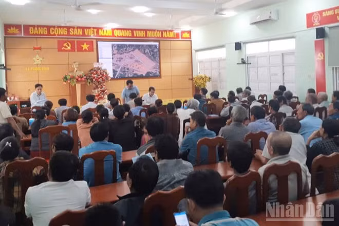 Ủy ban nhân dân xã Phước Dinh, tỉnh Khánh Hòa tổ chức tuyên truyền, vận động nhân dân đồng thuận để đẩy mạnh công tác giải phóng, bàn giao mặt bằng triển khai dự án điện hạt nhân Ninh Thuận 1. (Ảnh: NGUYỄN TRUNG)