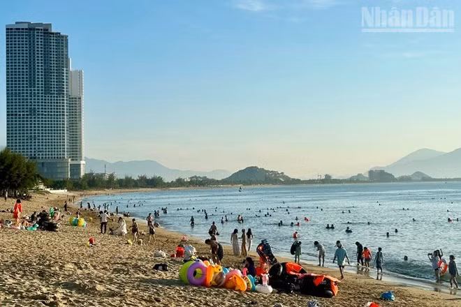 Một góc biển Bình Sơn-Ninh Chử, phường Đông Hải, bãi tắm thu hút đông du khách thập phương đến trải nghiệm. (Ảnh: NGUYỄN TRUNG)