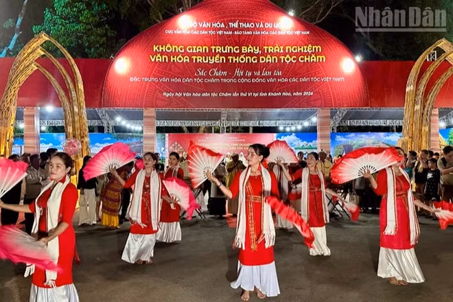 Thiếu nữ Chăm biểu diễn điệu múa truyền thống tại khuôn viên không gian trải nghiệm văn hóa của ngày hội. (Ảnh: NGUYỄN TRUNG)