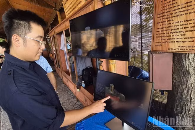 Du khách trải nghiệm tìm hiểu di sản văn hóa dân tộc Chăm qua tương tác "một chạm" trên không gian số. (Ảnh: NGUYỄN TRUNG)