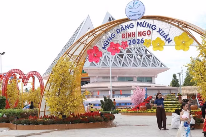 Dòng người đổ về Quảng trường 16/4 và Nhà Bảo tàng, thuộc phường Phan Rang và phường Đông Hải, tỉnh Khánh Hòa để du xuân sớm mỗi lúc một đông. (Ảnh: NGUYỄN TRUNG)