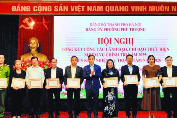 Đảng ủy phường Phú Thượng biểu dương những tập thể, cá nhân có thành tích xuất sắc trong năm 2025.