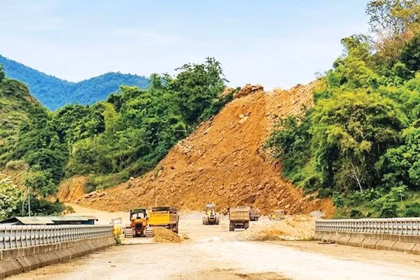 Các đơn vị đang đẩy nhanh tiến độ thi công đường liên kết vùng Hòa Bình-Hà Nội và đường cao tốc Hòa Bình-Mộc Châu.