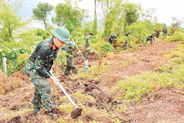 Đội tìm kiếm, quy tập hài cốt liệt sĩ, Bộ Chỉ huy quân sự tỉnh Lào Cai thực hiện nhiệm vụ tại xã biên giới Bát Xát.