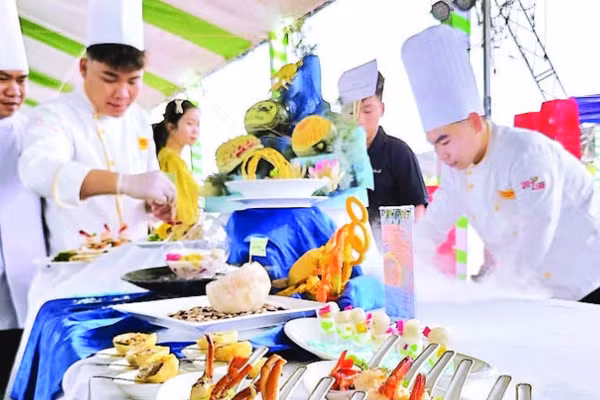 Các đầu bếp tại “Ngày hội tinh hoa văn hóa ẩm thực Cà Mau năm 2025” trổ tài chế biến các món ngon từ cua Cà Mau.
