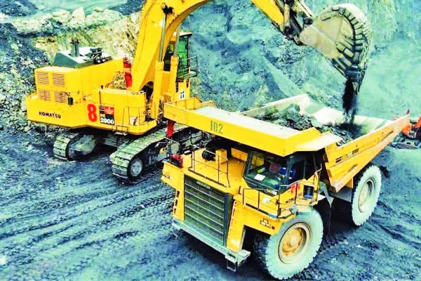 Khai thác than trên khai trường của Công ty Than Hà Tu.