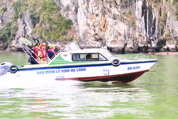 Lực lượng liên ngành tăng cường tuần tra, kiểm soát trên vịnh Hạ Long (Ảnh CÔNG AN QUẢNG NINH)
