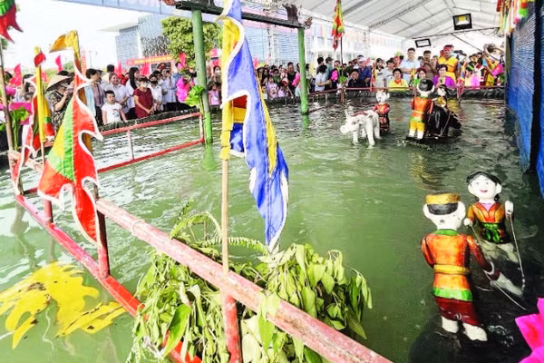 Phường rối nước Thanh Hải biểu diễn tại Trung tâm Văn hóa Xứ Đông.