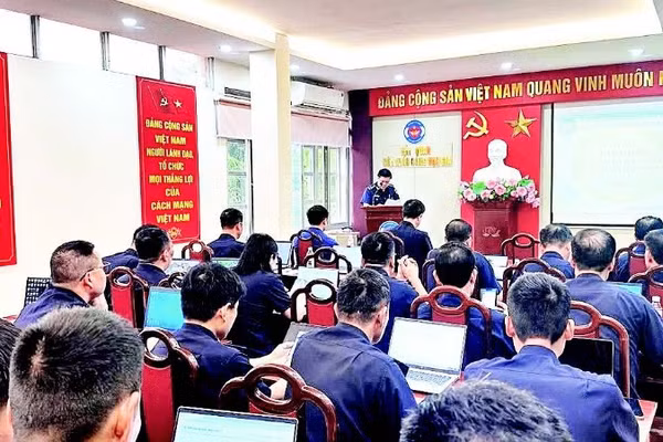 Hải quan cửa khẩu cảng Vạn Gia tập huấn về ứng dụng AI cho cán bộ công chức của đơn vị.