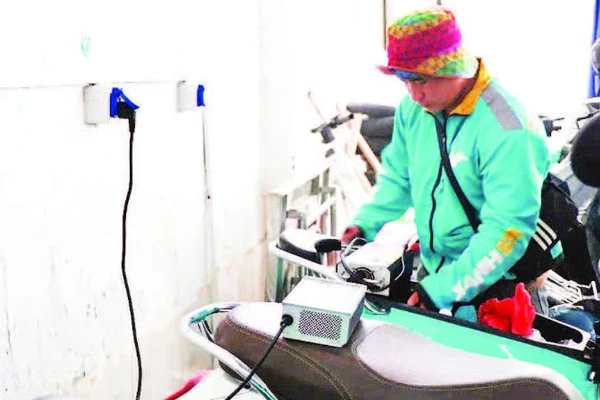 Dịch vụ sạc xe máy điện nở rộ ở Thành phố Hồ Chí Minh. (Ảnh THẾ ANH)