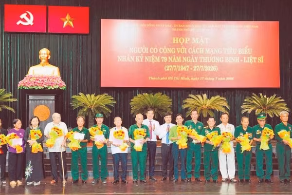 Thành phố Hồ Chí Minh tổ chức họp mặt người có công với cách mạng tiêu biểu nhân kỷ niệm 79 năm Ngày Thương binh-Liệt sĩ.