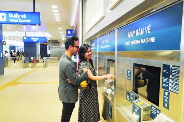 Hành khách mua vé đi tuyến Metro số 1 Bến Thành - Suối Tiên.
