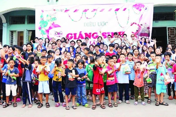 Câu lạc bộ Công tác xã hội, Trường đại học Văn Lang trong hoạt động chương trình “Điều ước Giáng sinh” cho các em nhỏ ở mái ấm Omi.