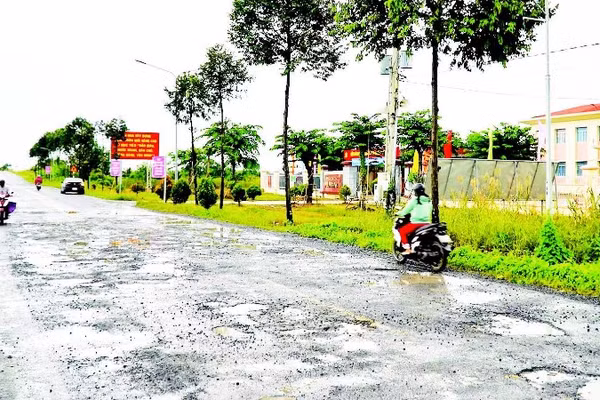 1. Chi chít lồi lõm, dày đặc trên tuyến đường Xuyên Á, đoạn trước Ủy ban nhân dân xã Đông Hòa.