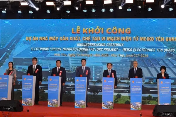 Các đại biểu bấm nút khởi công nhà máy sản xuất vi mạch điện tử tại Khu công nghiệp Yên Quang, tỉnh Phú Thọ. 