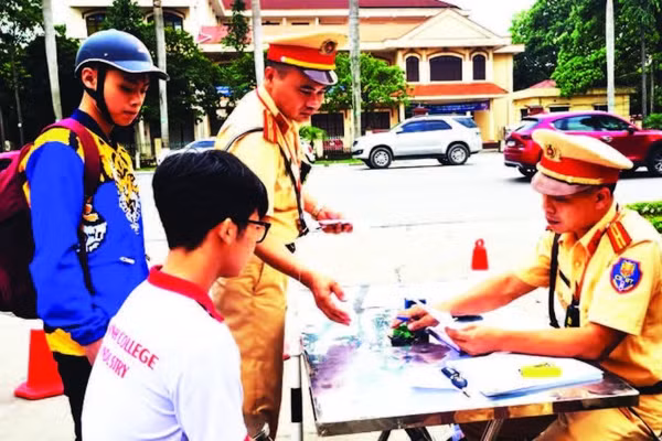 Lực lượng cảnh sát giao thông kiểm tra, xử lý phương tiện vi phạm. (Ảnh TUẤN DƯƠNG)