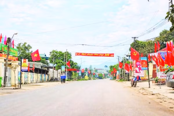 Đường 436, đoạn qua trung tâm xã Mường Bi vừa hoàn thành, góp phần mở ra diện mạo mới cho vùng nông thôn nơi đây.