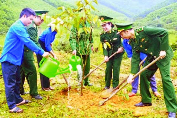 Tuổi trẻ Bộ đội Biên phòng tỉnh Nghệ An và đoàn viên thanh niên địa phương hăng hái trồng cây Xuân Bính Ngọ 2026. (Ảnh HIẾU THẠCH)