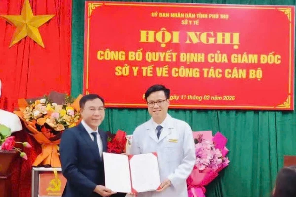 Đồng chí Lê Hồng Trung, Tỉnh ủy viên, Giám đốc Sở Y tế Phú Thọ (trái) trao Quyết định cho đồng chí Trương Như Hiển (phải).