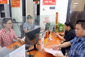Công chức xã Chi Lăng, tỉnh Lạng Sơn giải quyết thủ tục hành chính cho nhân dân. 