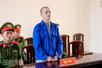 Bị cáo Nguyễn Phú Xuân. (Ảnh: VĂN VŨ)