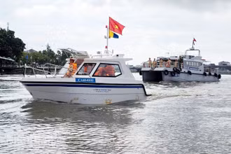Lực lượng Cảnh sát giao thông ra quân trên các tuyến sông kiểm soát các phương tiện có gắn thiết bị bơm, hút và vận chuyển cát, sỏi trên địa bàn toàn tỉnh. (Ảnh: VĂN VŨ).