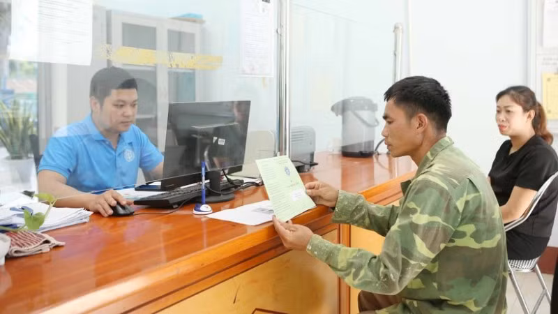 Hướng dẫn người dân sử dụng sổ Bảo hiểm xã hội. Ảnh minh họa. (Ảnh: AN NHƯ-THANH LƯƠNG)